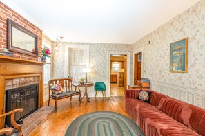 Smart-TV, Kamin, Bücher, Computerbildschirme