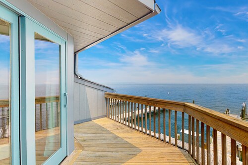 Waterfront townhouse with bay views, pool, tennis, deck, grill, streaming, W/D