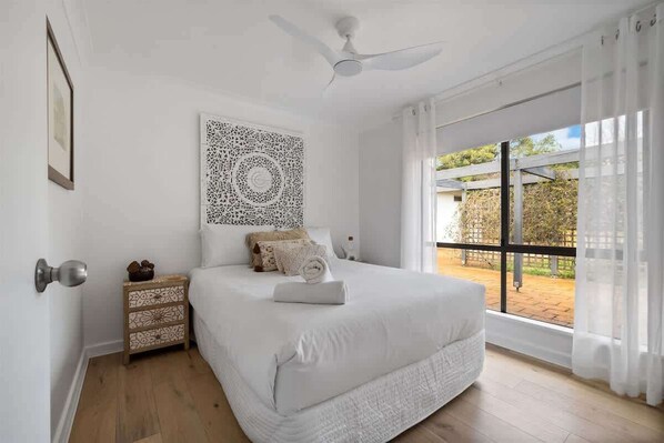 4 bedrooms, iron/ironing board, WiFi, bed sheets