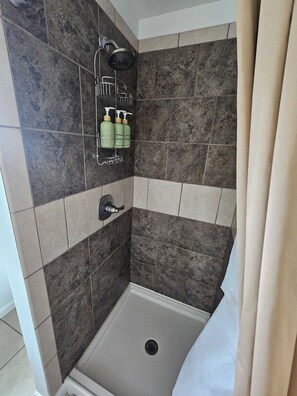 Dusche, Haartrockner, Handtücher, Toilettenpapier