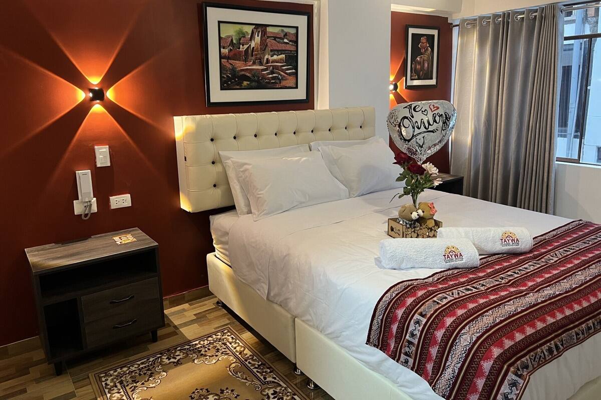 Deluxe Duplex, 1 Queen Bed, Ensuite | Hypo-allergenic bedding, pillow-top beds, desk, individually decorated