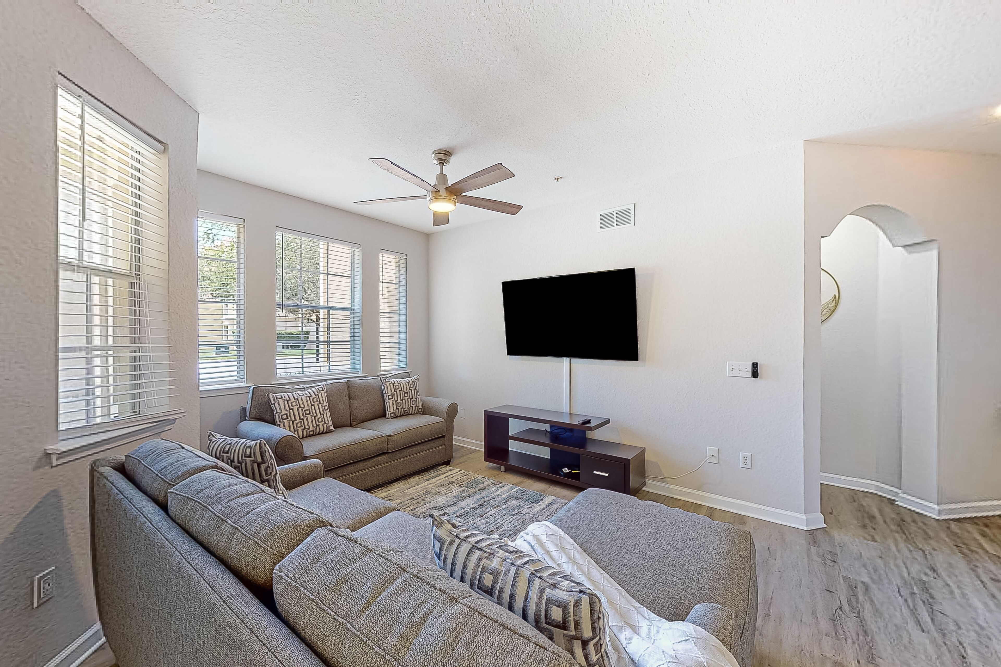Idyllic townhome with patio, hot tub, pool, kitchen & W/D - snowbird-friendly