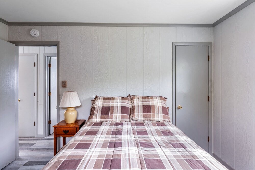 Serene bay front home with a private beach, deck, board games, & washer