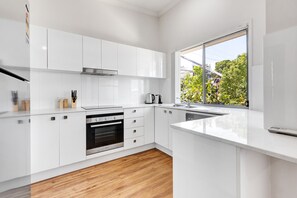 Design Apartment | Private kitchen | Full-size fridge, microwave, oven, stovetop - MARJ12- Stylish and Spacious Apartment (Mooloolaba)
