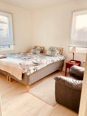 2 soverom, strykejern/-brett, internettilgang og sengetøy