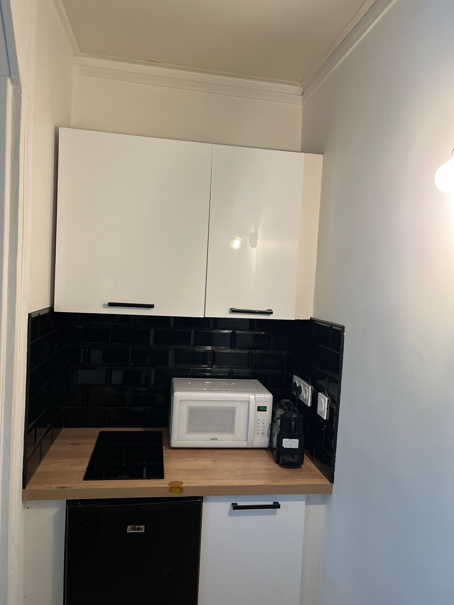 Kühlschrank, Mikrowelle, Herdplatte, Wasserkocher mit Kaffee-/Teezubehör