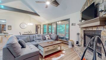 Télévision, cheminée