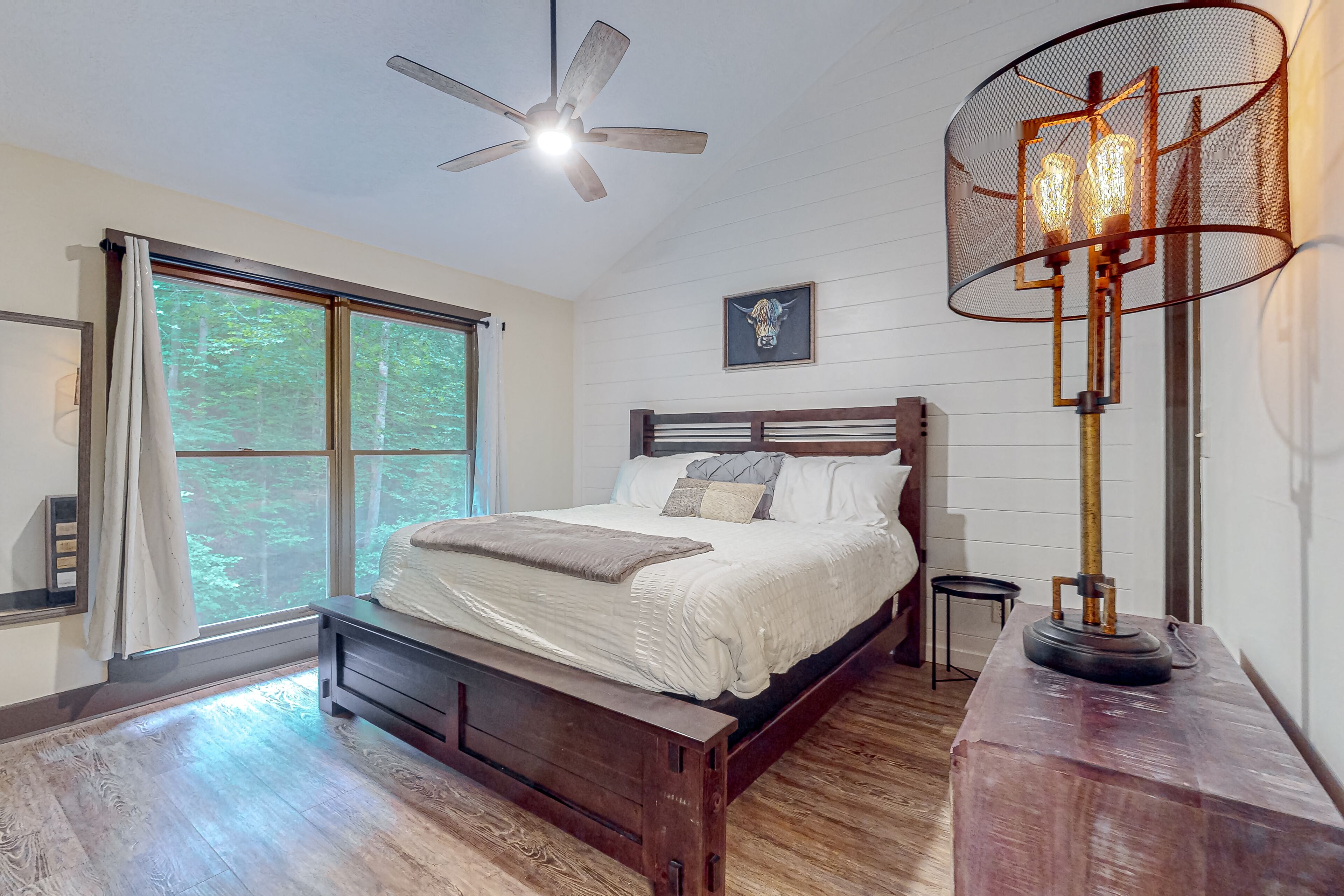 2 bedrooms, internet, bed sheets