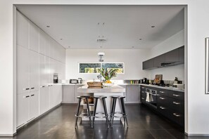 Fridge, microwave, oven, stovetop - '454 @ Jaspers' - Luxurious Paradise Near Berry (Jaspers Brush)