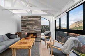 Una televisión, una chimenea, una oficina