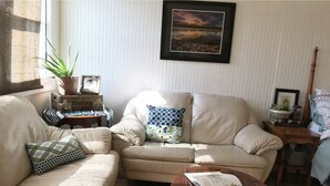 Living area - Close Lake Access Countryside Suite (Nancy)