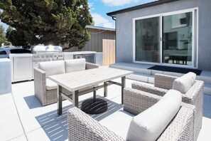 Outdoor dining - Stylish Retreat | Patio, Grill, Sleeps 7 w/ Game Room (San Luis Obispo)