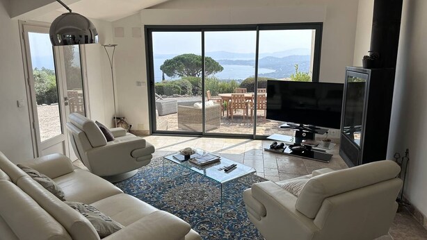 Una sala de estar moderna con un sofá, una mesa de centro y un televisor.