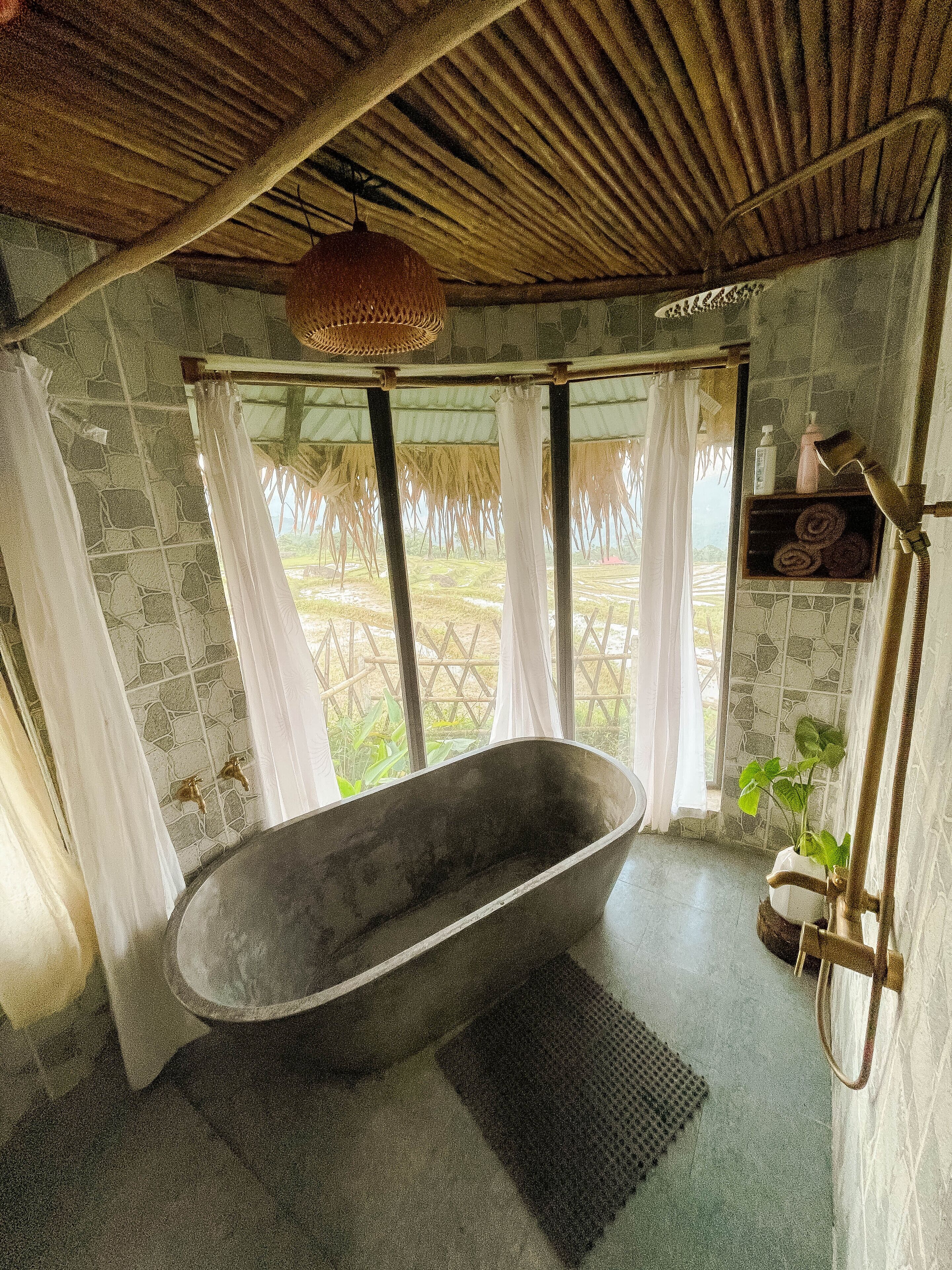 Suite Premium, plusieurs lits, balcon, vue jardin | Salle de bain | Articles de toilette gratuits, sèche-cheveux, chaussons, bidet