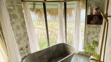 Suite Premium, plusieurs lits, balcon, vue jardin | Salle de bain | Articles de toilette gratuits, sĂšche-cheveux, chaussons, bidet