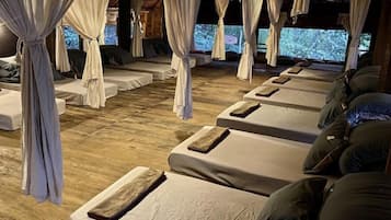 Dormitorio compartido tradicional, dormitorio mixto | 1 habitación, ropa de cama de alta calidad y muebles diferentes