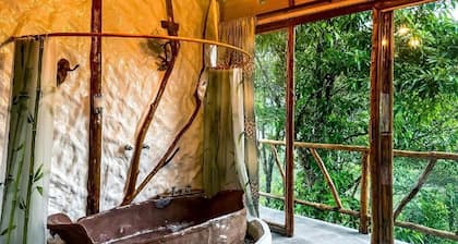 Habitacion Deluxe con Balcón y Vista a la Montaña en Mocoa