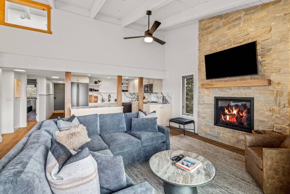 Smart TV, chimenea, videojuegos, libros