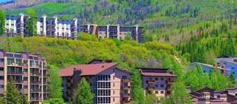 True Ski In+Walk Out w/Epic Views+HotTub-Fireplace-SkiLocker-W/D inUnit-VideoGames-Deck