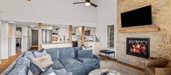 Just Remodeled+True Ski In/Walk Out w/Epic Views-HotTub- W/D in Unit-Fireplace-Ski Locker-VideoGames