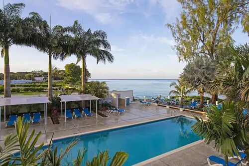 Sungazer- Beach Club Apartment in Holetown