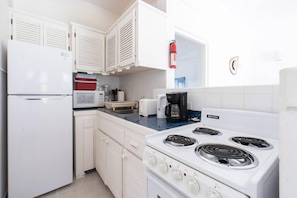 Apartment | Private kitchen | Fridge, microwave, oven, stovetop - Sungazer- Beach Club Apartment in Holetown (Holetown)