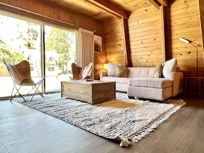 Smart TV, fireplace, books - Plug in to the peace, joy, and Zen at this modern Modified A-Frame Cabin! (Big Bear)