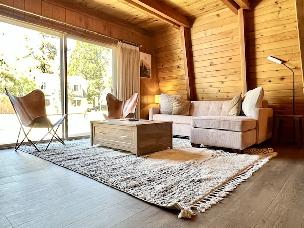 Smart-TV, Kamin, Bücher