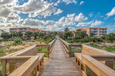 Amazing Ocean and Pool Views! Balcony, Elevator, Minutes to Historic Downtown, $300 in Free Tickets!