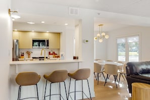 Dining - Luxury condo & wood-burning fireplace - walk to lifts (The Blue Mountains)