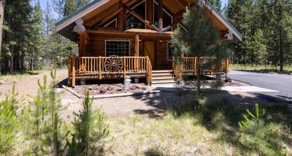 Cozy Log Cabin on Quiet Cul-de-sac, Trails, River Nearby, 3 Mi from Sunriver, Covered Front Porch