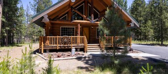 Cozy Log Cabin on Quiet Cul-de-sac, Trails, River Nearby, 3 Mi from Sunriver, Covered Front Porch