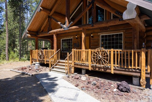 Cozy Log Cabin on Quiet Cul-de-sac, Trails, River Nearby, 3 Mi from Sunriver, Covered Front Porch