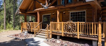 Cozy Log Cabin on Quiet Cul-de-sac, Trails, River Nearby, 3 Mi from Sunriver, Covered Front Porch