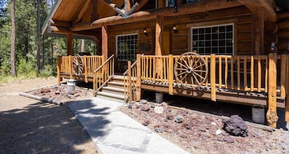 Cozy Log Cabin on Quiet Cul-de-sac, Trails, River Nearby, 3 Mi from Sunriver, Covered Front Porch