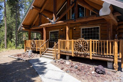 Cozy Log Cabin on Quiet Cul-de-sac, Trails, River Nearby, 3 Mi from Sunriver, Covered Front Porch