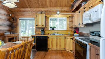 Großer Kühlschrank, Mikrowelle, Ofen, Herdplatte