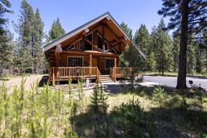 Exterior - Cozy Log Cabin on Quiet Cul-de-sac, Trails, River Nearby, 3 Mi from Sunriver, Covered Front Porch (Bend)