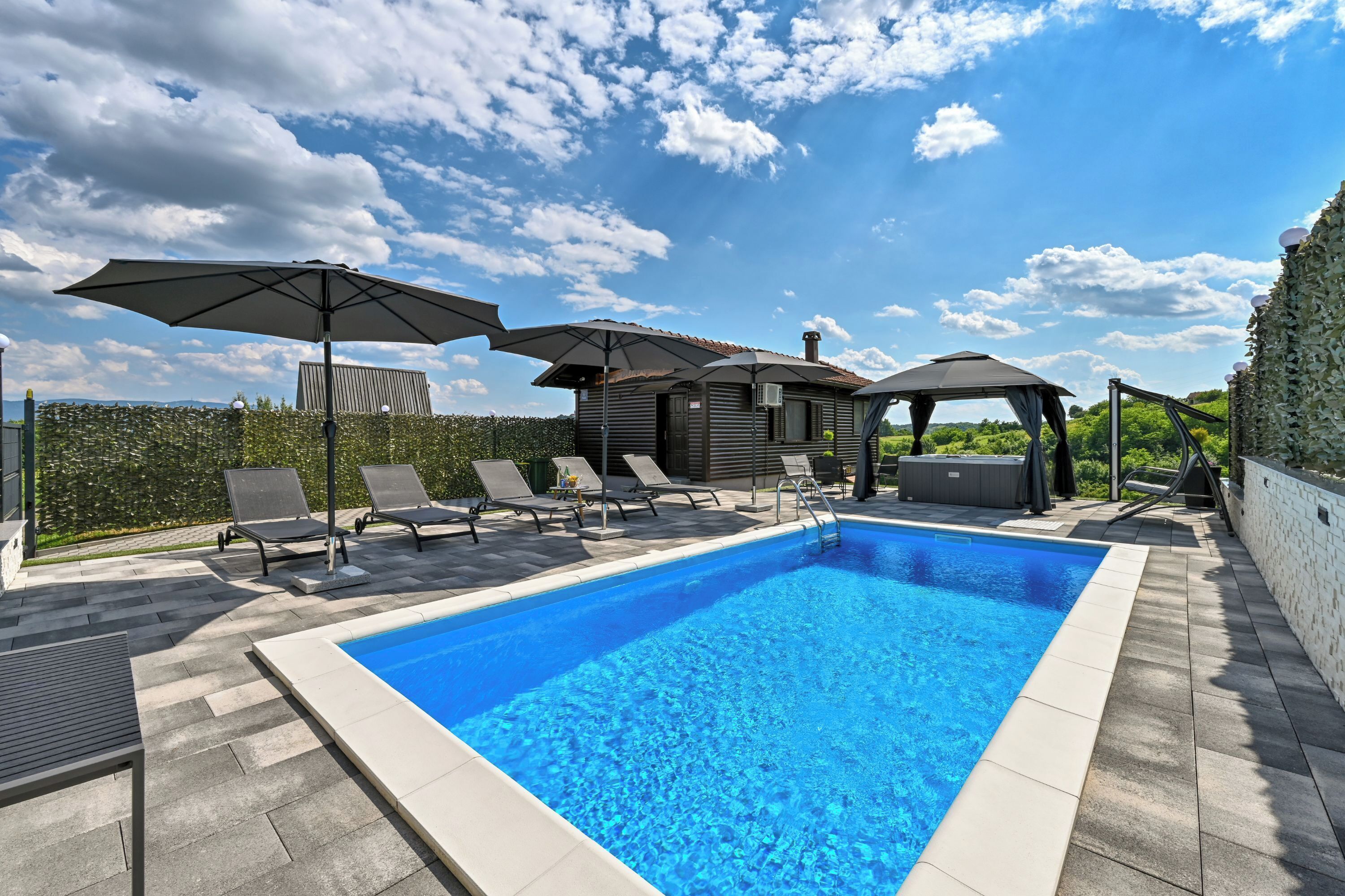 Piscine extérieure en saison, piscine chauffée