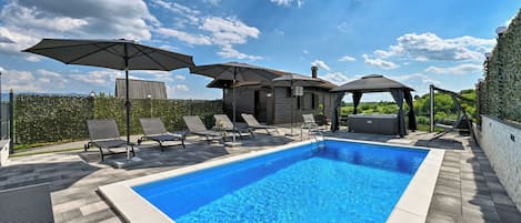 Piscine extérieure en saison, piscine chauffée