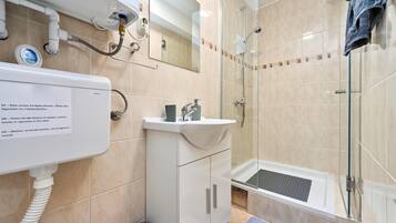 Family House, 3 Bedrooms, 2 Bathrooms, Mountainside (Pool Estate AquaHaven with Sauna &) | Bathroom
