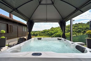 Outdoor spa tub - AquaHaven With Private Pool And Wellness (Veliko Trgovisce)