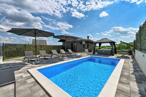 Seasonal outdoor pool, a heated pool - AquaHaven With Private Pool And Wellness (Veliko Trgovisce)