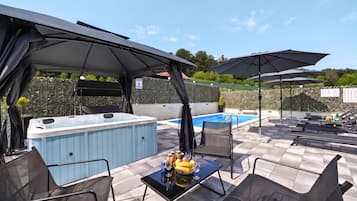 Family House, 3 Bedrooms, 2 Bathrooms, Mountainside (Pool Estate AquaHaven with Sauna &)