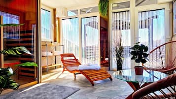 Family House, 3 Bedrooms, 2 Bathrooms, Mountainside (Pool Estate AquaHaven with Sauna &) | Interior