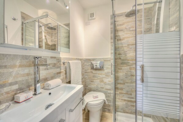 Standard Studio, Mountain View (Studio La Borracina Mountain View) | Bathroom | Shower, hair dryer, bidet, towels