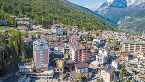 A town with buildings, a mountain, and a church. - Studio La Borracina Mountain View (Sauze d'Oulx)