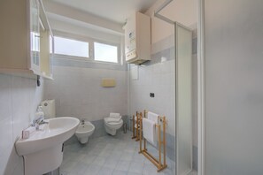 Family Apartment, Multiple Bedrooms (Casa Elena) | Bathroom