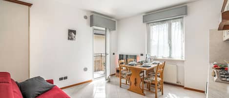Family Apartment, Multiple Bedrooms (Casa Elena) | Living area | 21-inch Smart TV with cable channels