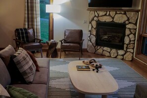 Smart TV, fireplace, foosball, books - Large Cabin- Game Room/Pool Table/Arcades/Hot Tub (Slaty Fork)